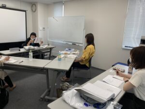 研修を受ける入社スタッフ